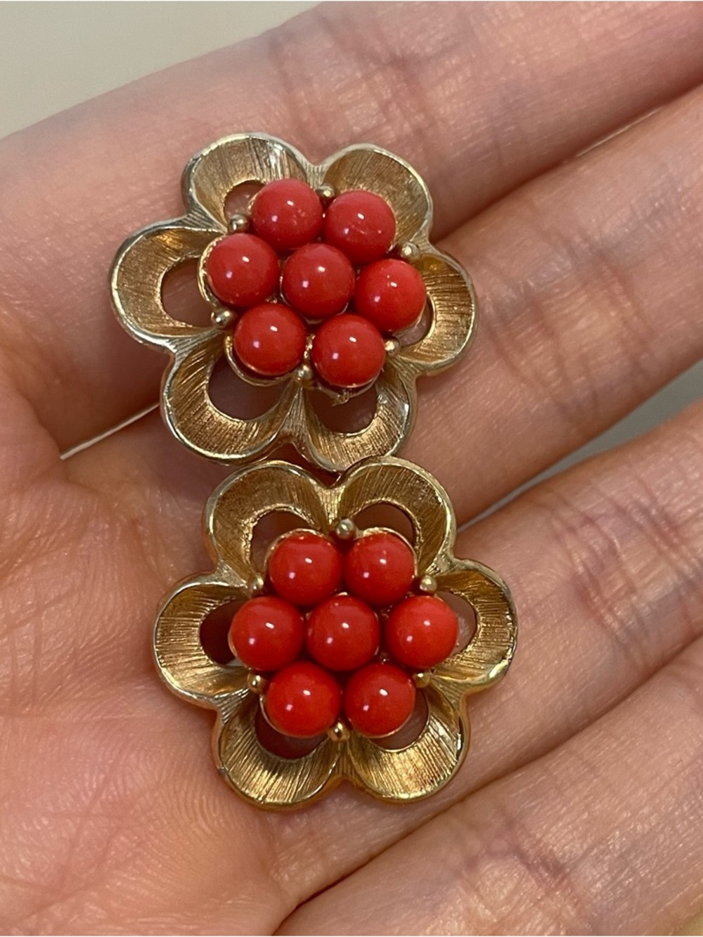 Vintage Keyes faux coral screw back earrings